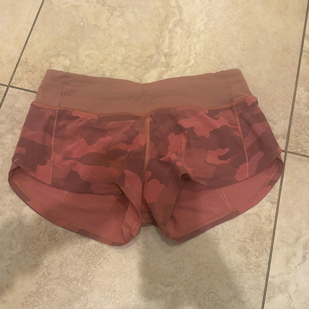 LULULEMON SPEED IP SHORT 2.5 pink camo size 4